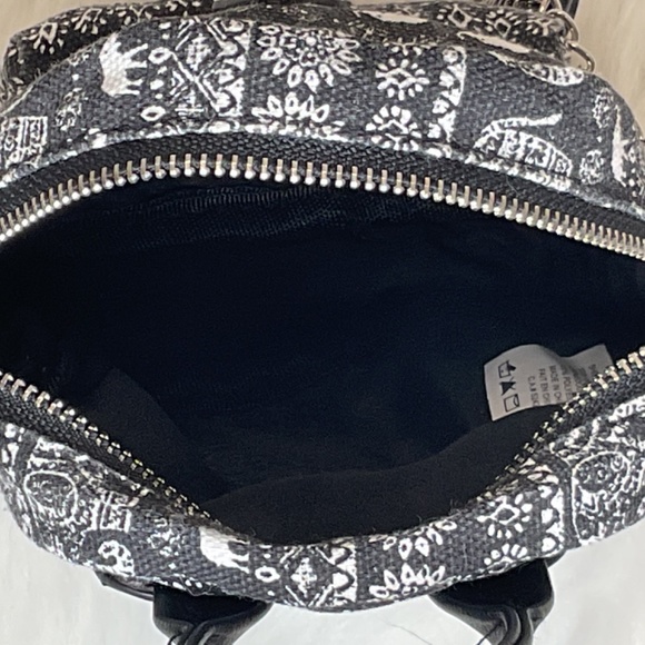 NWOT Black & White Print Purse/Detachable Crossbody Strap/Loop To Attach To Belt - Picture 7 of 9